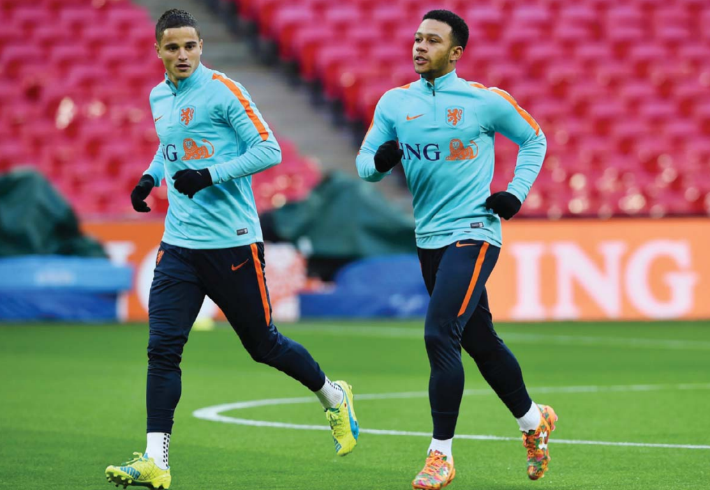 Ibrahim Afellay (trái) và Memphis Depay trong buổi tập của Hà Lan tại sân vận động Wembley, phía tây London ngày 28/3/20216. Ảnh: AFP