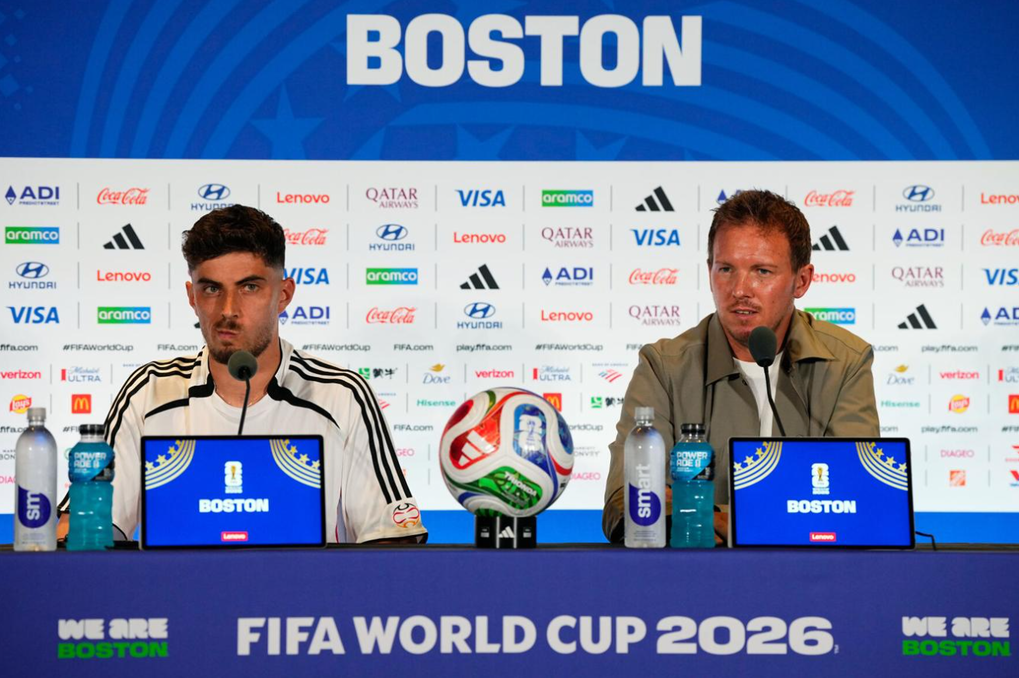 Kai Havertz (trái) và HLV Julian Nagelsmann trong buổi họp báo trước trận Đức gặp Paraguay ở vòng 1/16 World Cup 2026 tại Foxborough, Massachusetts, Boston, Mỹ ngày 28/6/2026. Ảnh: AP