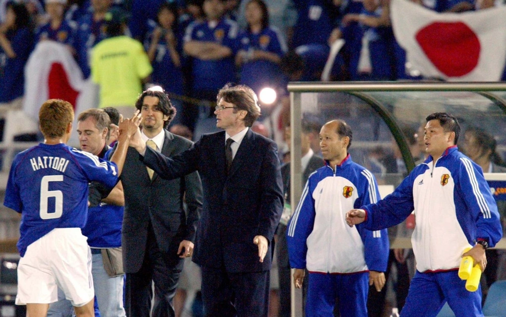 Philippe Troussier (giữa) ở khu kỹ thuật sau trận Nhật Bản – Nga ở World Cup 2002 trên sân Yokohama International ngày 9/6/2002. Ảnh: AFP