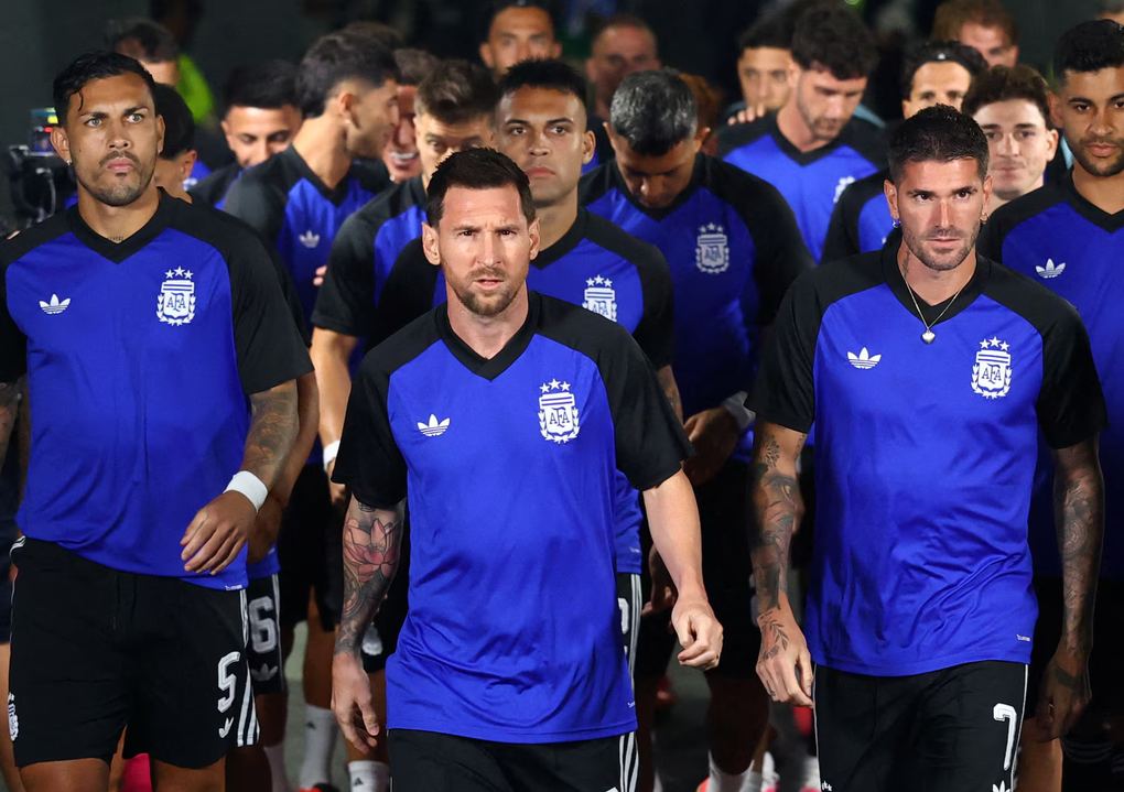 Lionel Messi (hàng đầu) và các đồng đội tiến ra sân Dallas, Arlington, Texas, Mỹ để khởi động trước trận Jordan – Argentina ngày 27/6/2026. Ảnh: Reuters