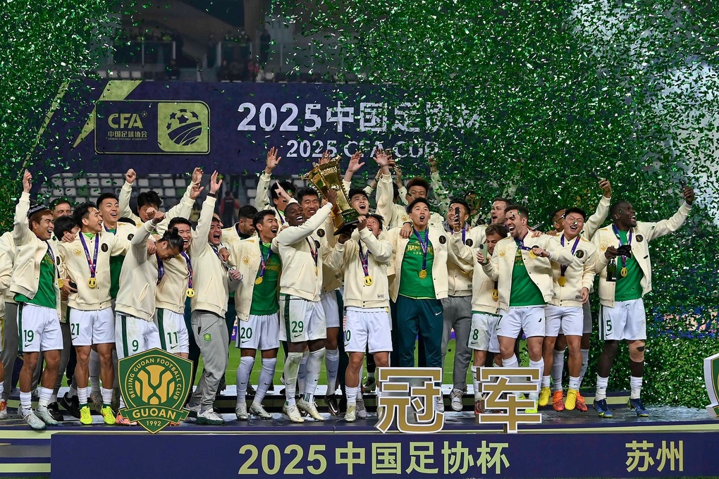 Các cầu thủ Bắc Kinh Quốc An ăn mừng sau khi đánh bại Hà Nam với tỷ số 3-0 để giành chức vô địch Cúp Quốc gia Hiệp hội Bóng đá Trung Quốc (CFA Cup) tại Trung tâm Thể thao Olympic Tô Châu ở thành phố Tô Châu, tỉnh Giang Tô, miền đông Trung Quốc, ngày 6/1/2025. Ảnh: VCG