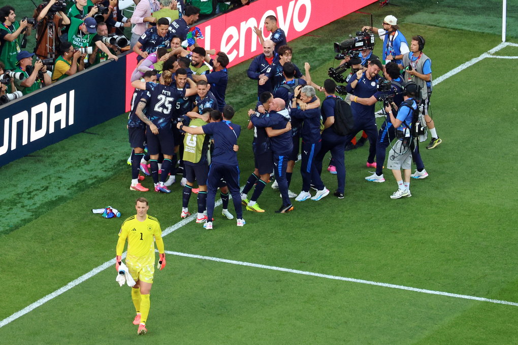 Manuel Neuer thất vọng khi các cầu thủ Paraguay ăn mừng chiến thắng sau loạt luân lưu ở trận vòng 1/16 World Cup 2026 trên sân Foxborough, gần Boston, bang Massachusetts, Mỹ ngày 29/6. Ảnh: AP