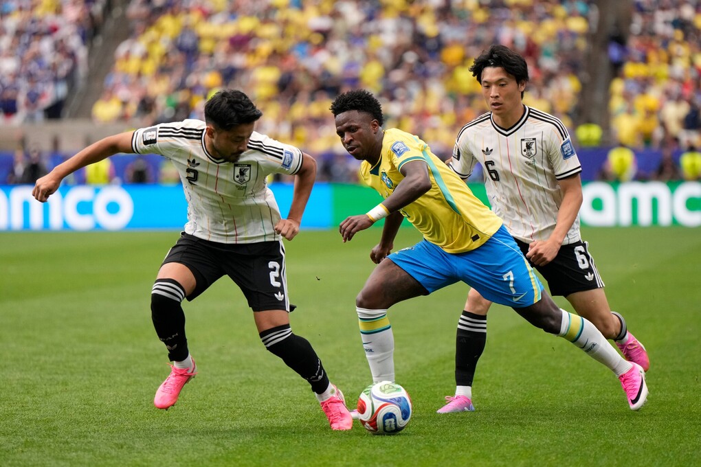 Yukinari Sugawara (2), bên trái cố gắng ngăn Vinicius Junior (7) của Brazil trong trận Brazil gặp Nhật Bản ở vòng 1/16 World Cup 2026 trên sân Houston, Mỹ ngày 29/6/2026. Ảnh: AP