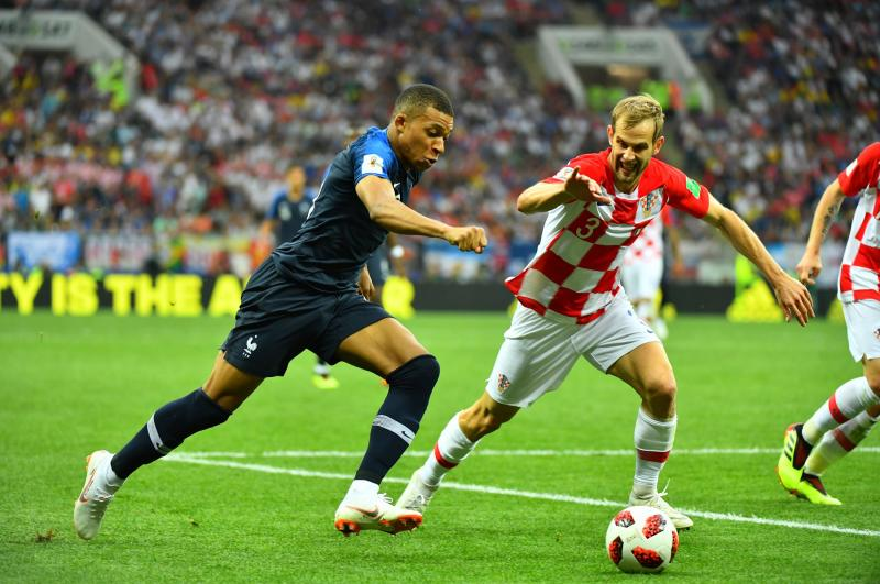 Kylian Mbappe (trái) đối đầu với Ivan Strinic trong trận chung kết World Cup 2018 Pháp – Croatia trên sân Luzhniki, Moscow, Nga ngày 15/7/2018. Ảnh: L’Équipe