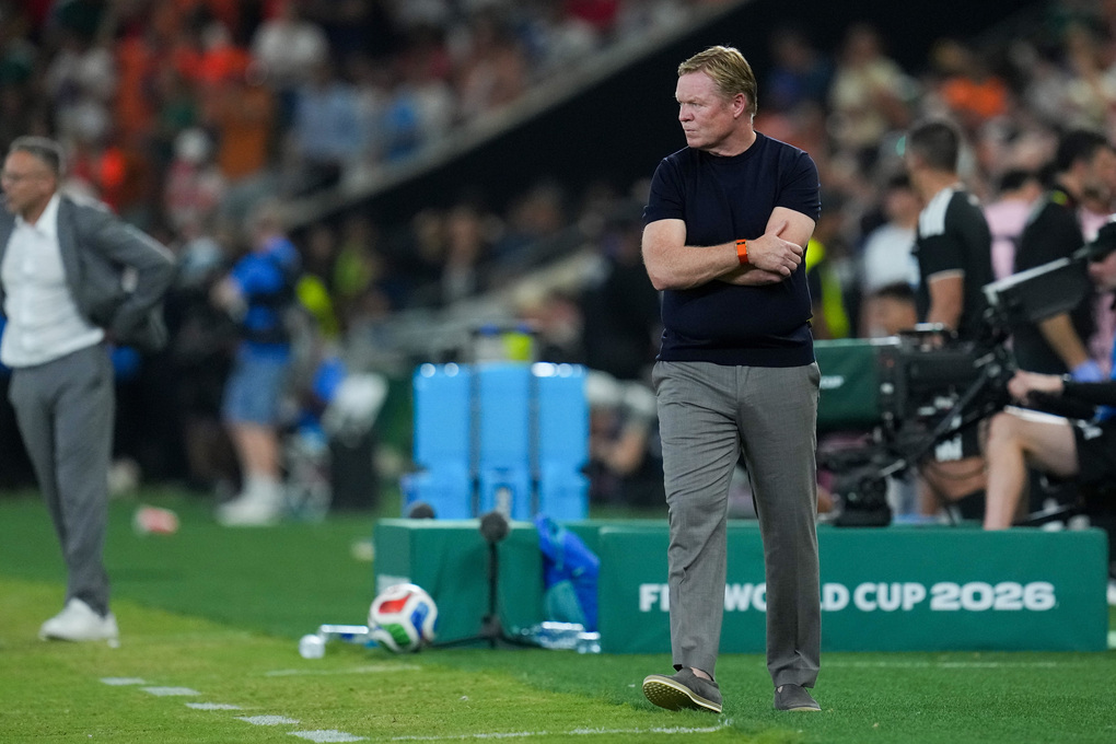 HLV Ronald Koeman chỉ đạo trong trận Hà Lan thua Morocco ở loạt luân lưu vòng 1/16 World Cup 2026 trên sân Guadalupe, gần Monterrey, Mexico ngày 29/6. Ảnh: AP