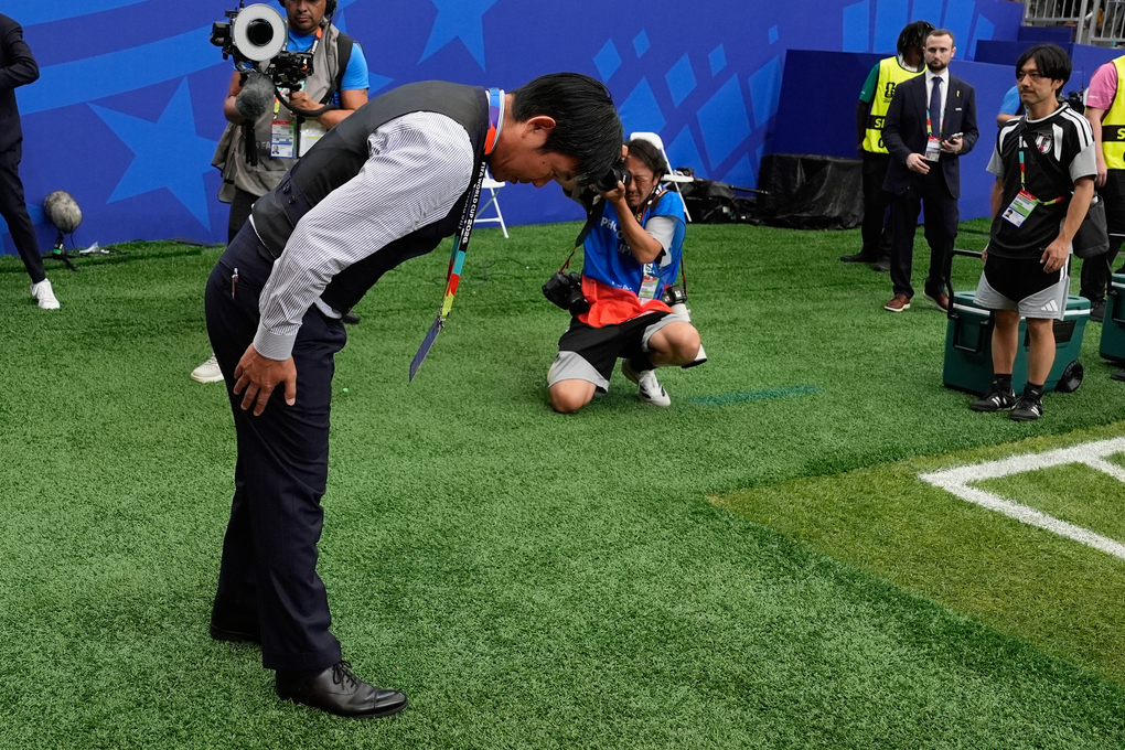 HLV đội tuyển Nhật Bản Hajime Moriyasu cúi đầu sau trận vòng 1/16 World Cup 2026 giữa Brazil và Nhật Bản tại Houston, ngày 29/6/2026. Ảnh: AP