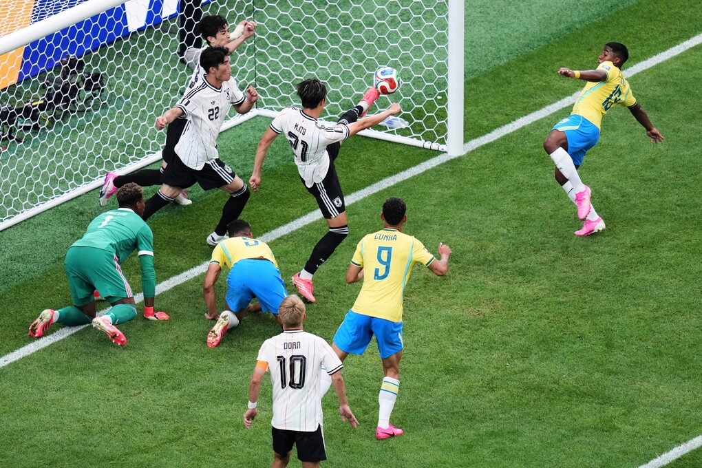 Hiroki Ito (21) phá bóng trong trận Nhật Bản gặp Brazil ở vòng 1/16 World Cup 2026 trên sân Houston, Mỹ ngày 29/6. Ảnh: AP
