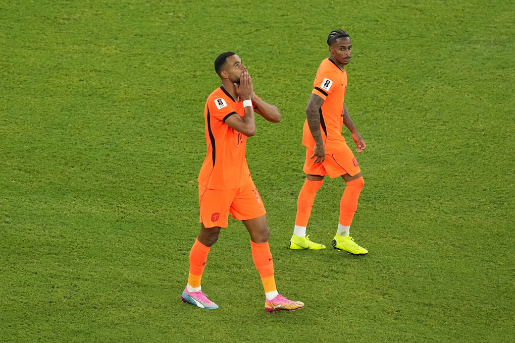 Tiền đạo Hà Lan Cody Gakpo (11) ngước nhìn bầu trời sau khi mở tỷ số trong trận hòa Morocco 1-1 rồi thua 2-3 ở loạt luân lưu vòng 1/16 World Cup 2026, trên sân Estadio BBVA ở Mexico ngày 29/6/2026. Ảnh: AP