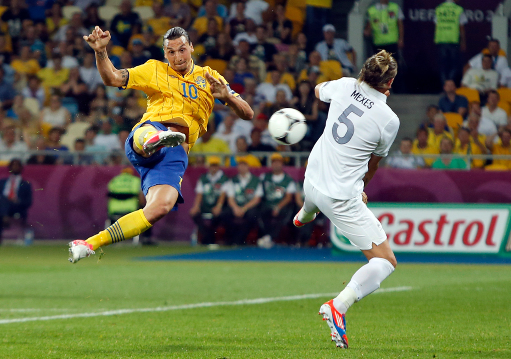 Zlatan Ibrahimovic (áo vàng) ngả người vô-lê ghi bàn trong trận Thụy Điển thắng Pháp 2-0 ở vòng bảng Euro 2012 trên sân Olympic, Kyiv, Ukraine ngày 19/6/2012. Ảnh: AP