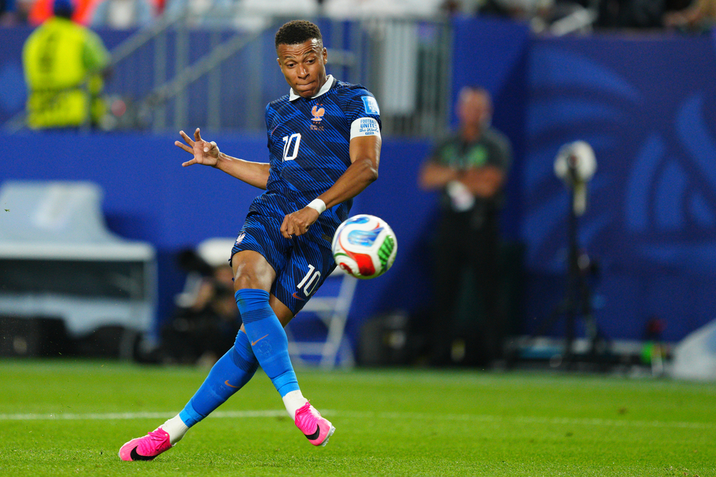 Mbappe dứt điểm trong trận Pháp thắng Iraq 3-0 ở bảng I World Cup 2026 trên sân Philadelphia ngày 22/6. Ảnh: AP