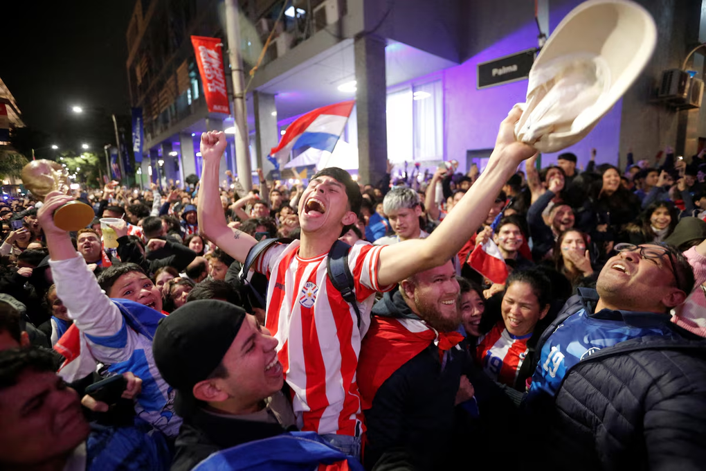 Các CĐV Paraguay ăn mừng ở thủ đô Asuncion sau trận Đức – Paraguay ở vòng 1/16 World Cup 2026. Ảnh: Reuters