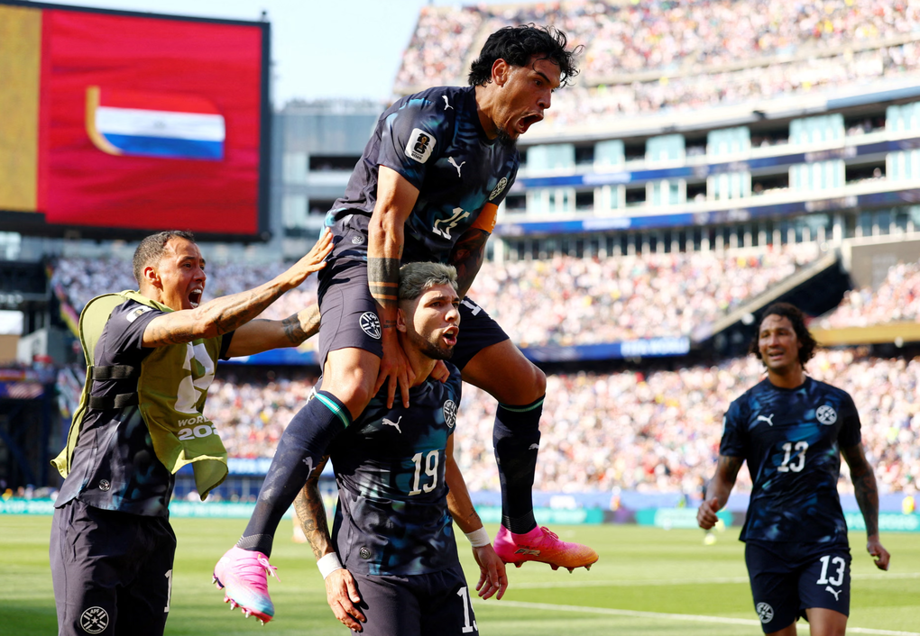 Julio Enciso cõng đồng đội ăn mừng sau bàn mở tỷ số trong trận Đức – Paraguay ở vòng 1/16 World Cup 2026 trên sân Boston, Foxborough, Massachusetts, Mỹ ngày 29/6/2026. Ảnh: Reuters