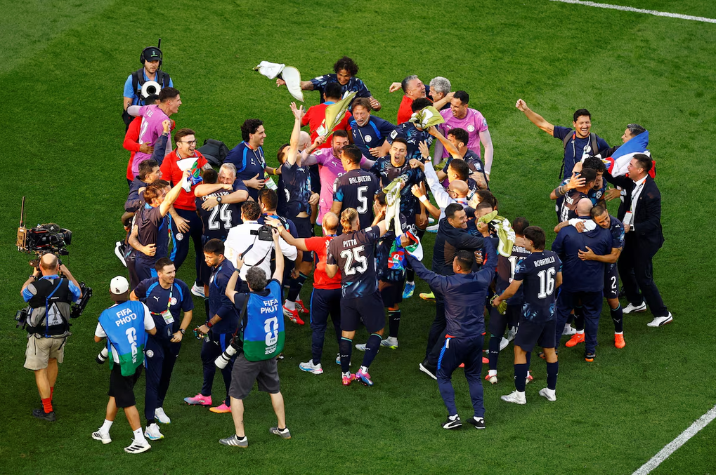Các cầu thủ và thành viên ban huấn luyện Paraguay ăn mừng sau trận Đức – Paraguay ở vòng 1/16 World Cup 2026 trên sân Boston, Foxborough, Massachusetts, Mỹ ngày 29/6/2026. Ảnh:Reuters