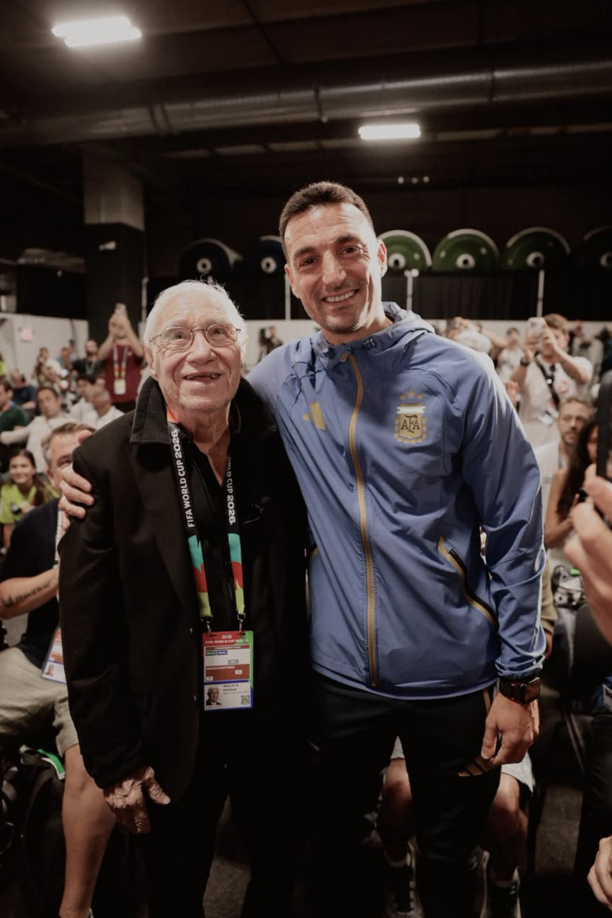 Huấn luyện viên Lionel Scaloni chụp ảnh cùng nhà báo 91 tuổi Enrique Macaya Márquez - người lập kỷ lục tác nghiệp 18 kỳ World Cup - sau họp báo trước trận đấu bảng J giữa Argentina và Jordan hôm 27/6. Ảnh: Reprodução/Instagram/@enriquemacayamarquez
