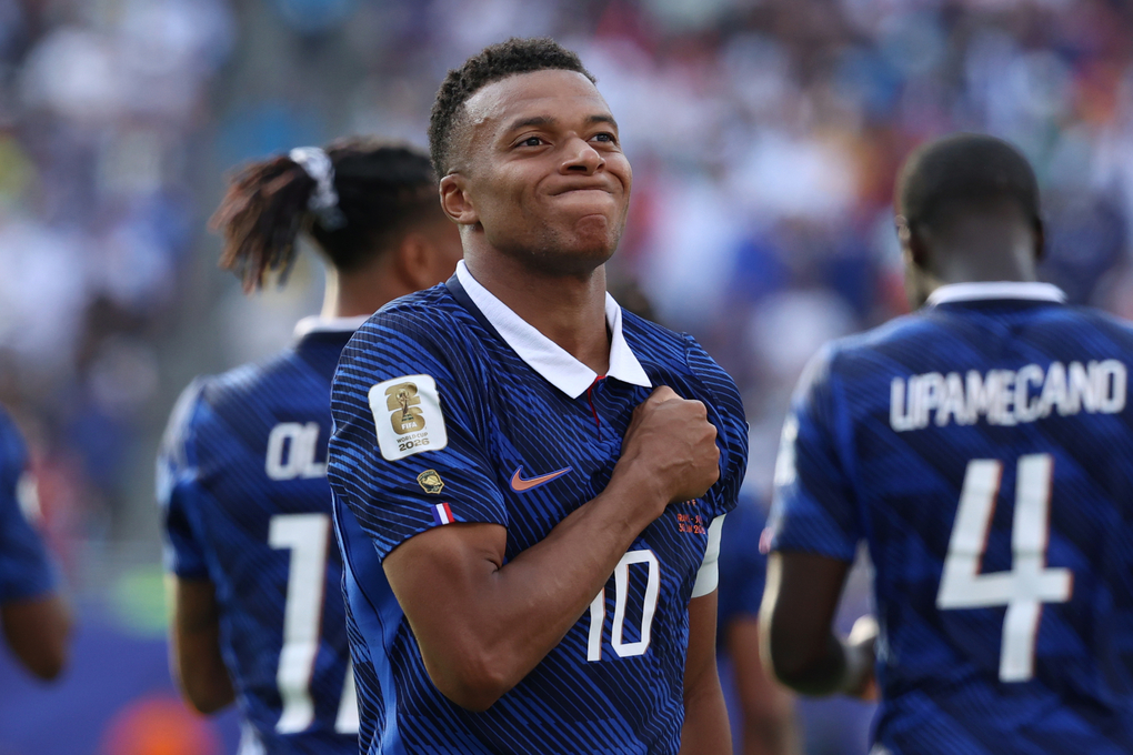 Kylian Mbappe mừng bàn nâng tỷ số lên 3-0 trong chiến thắng của Pháp trước Thụy Điển ở vòng 1/16 World Cup 2026 trên sân MetLife, East Rutherford, bang New Jersey, Mỹ ngày 30/6. Ảnh: AP