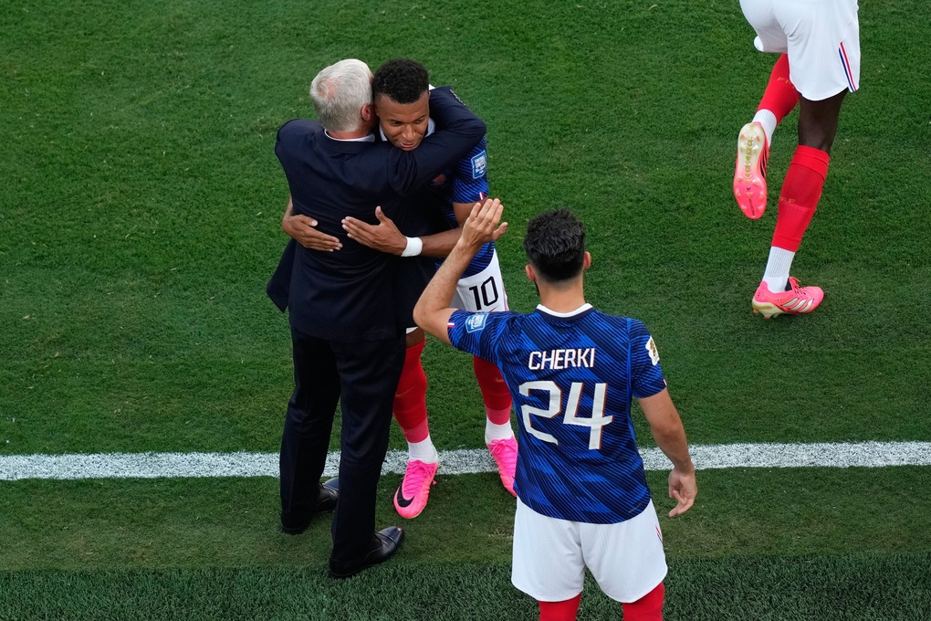 Mbappe ôm HLV Didier Deschamps khi rời sân nhường chỗ cho Jean-Philippe Mateta trong trận Pháp thắng Thụy Điển 3-0 ở vòng 1/16 World Cup 2026 trên sân MetLife, East Rutherford, bang New Jersey, Mỹ, ngày 30/6. Ảnh: AP