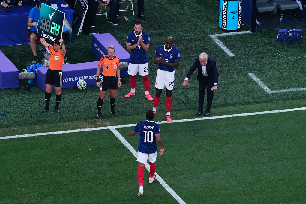Kylian Mbappe rời sân và tiến về khu kỹ thuật sau khi được thay ra trong chiến thắng 3-0 của Pháp trước Thụy Điển ở vòng 1/16 World Cup 2026 trên sân MetLife, East Rutherford, bang New Jersey, Mỹ ngày 30/6. Ảnh: AP