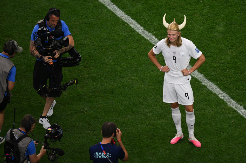 Erling Haaland đội mũ Viking sau trận Na Uy thắng Bờ Biển Ngà 2-1 ở vòng 1/16 World Cup 2026 trên sân Dallas tại Mỹ, ngày 30/6/2026. Ảnh: AP