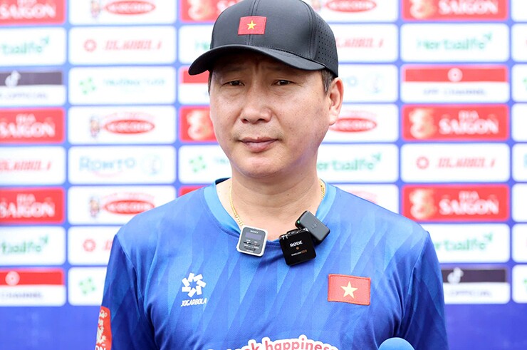HLV Kim Sang Sik trả lời phỏng vấn sáng ngày 1/7.
