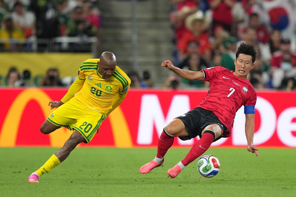 Tiền đạo Hàn Quốc Son Heung-min (số 7) tranh chấp với Khuliso Mudau (20) trong trận Hàn Quốc thua Nam Phi 0-1 ở lượt cuối bảng A World Cup 2026, trên sân Monterrey ở Mexico, ngày 24/6/2026. Ảnh: AP