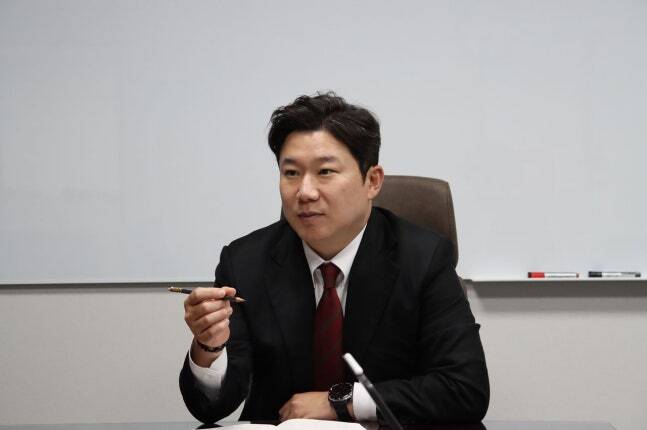 Ông Jin Jong-oh là cựu VĐV bắn súng nổi tiếng và hiện là Nghị sĩ Quốc hội Hàn Quốc.