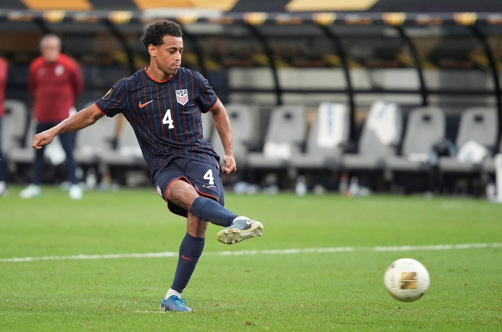 Tiền vệ Tyler Adams (Mỹ) thực hiện quả luân lưu trong loạt sút cân não với Costa Rica ở trận tứ kết Gold Cup 2025 trên sân U.S. Bank Stadium (Minneapolis, bang Minnesota) ngày 29/6/2025. Ảnh: Reuters