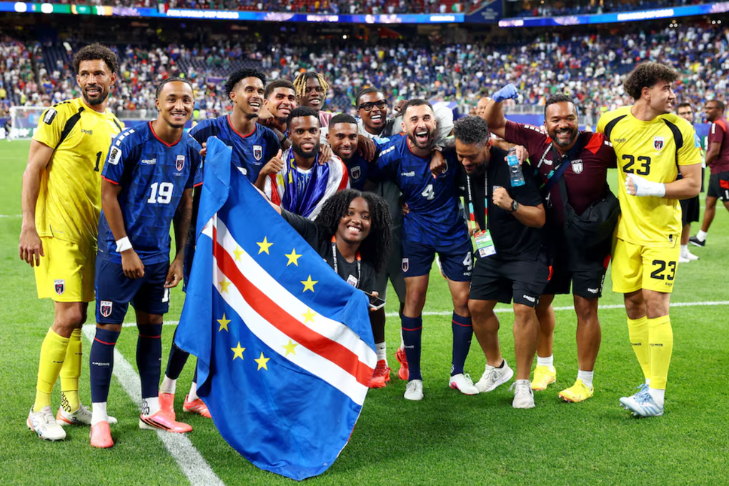 Các cầu thủ và thành viên ban huấn luyện Cape Verde ăn mừng sau trận hòa Arab Saudi trên sân Houston, bang Texas, Mỹ ngày 26/6/2026, kết quả giúp đội tuyển lần đầu tiên giành quyền vào vòng đấu loại trực tiếp World Cup. Ảnh: Reuters