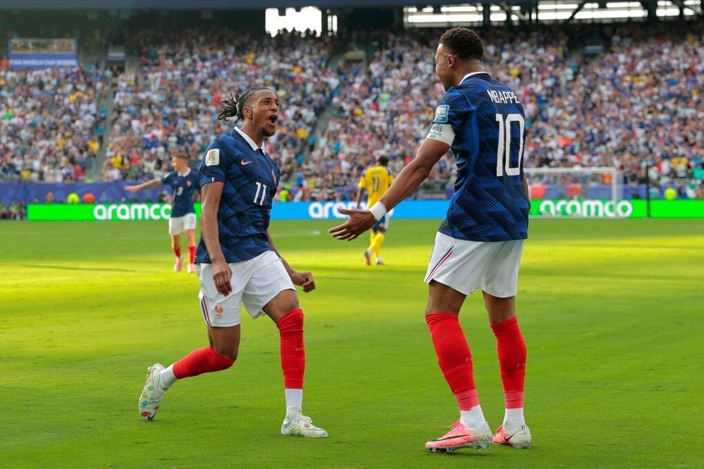 Olise (trái) mừng bàn với Mbappe trong trận Pháp 3-0 Thụy Điển, ở vòng 1/16 World Cup 2026, trên sân MetLife, tại East Rutherford, Mỹ tối 30/6. Ảnh: AP