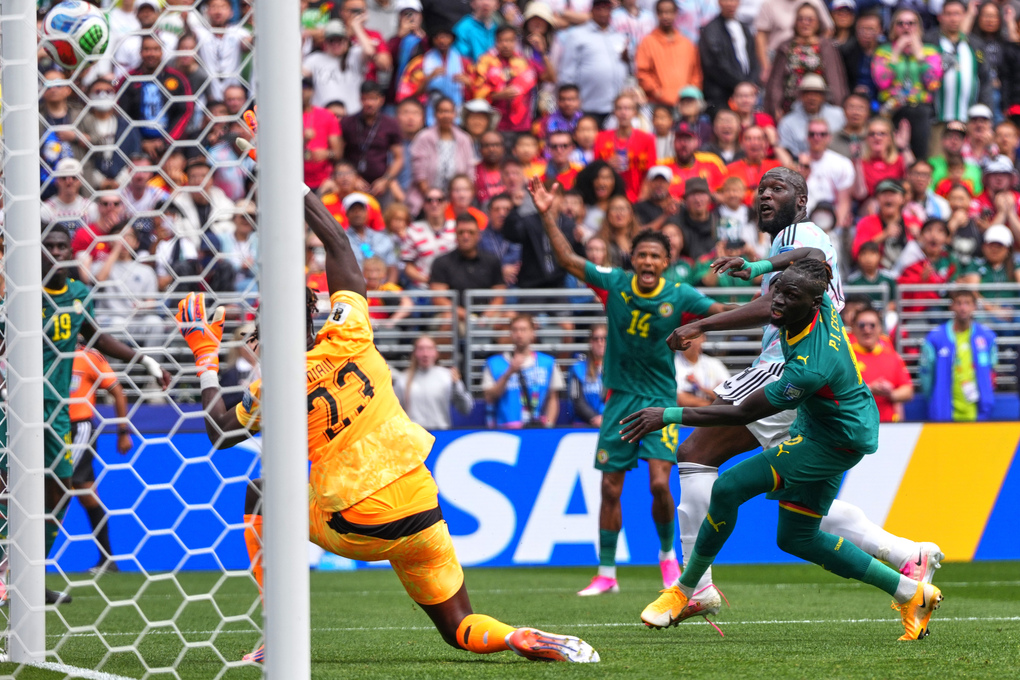 Romelu Lukaku ghi bàn rút ngắn tỷ số xuống 1-2 cho Bỉ trong trận gặp Senegal ở vòng 1/16 World Cup 2026 trên sân Seattle, Mỹ ngày 1/7. Ảnh: AP