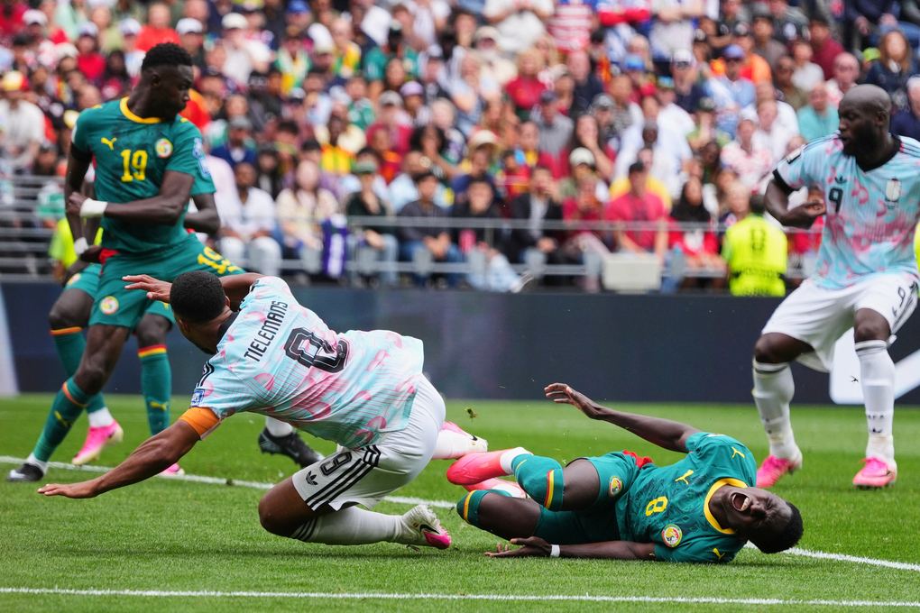 Lamine Camara (phải) phạm lỗi với Youri Tielemans trong cấm địa, khiến Senegal chịu phạt đền ở trận gặp Bỉ tại vòng 1/16 World Cup 2026 trên sân Seattle, Mỹ ngày 1/7. Ảnh: AP