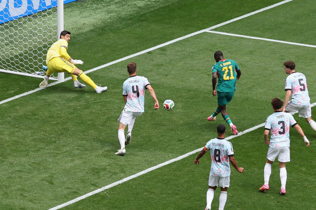 Habib Diarra của Senegal (giữa) đá bồi mở tỷ số trong trận gặp Bỉ ở vòng 1/16 World Cup 2026 trên sân Seattle, Mỹ ngày 1/7. Ảnh: AP