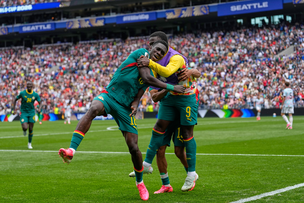 Ismaila Sarr (trước) mừng sau khi nâng tỷ số lên 2-0 cho Senegal trong trận gặp Bỉ ở vòng 1/16 World Cup 2026 trên sân Seattle, Mỹ ngày 1/7. Ảnh: AP
