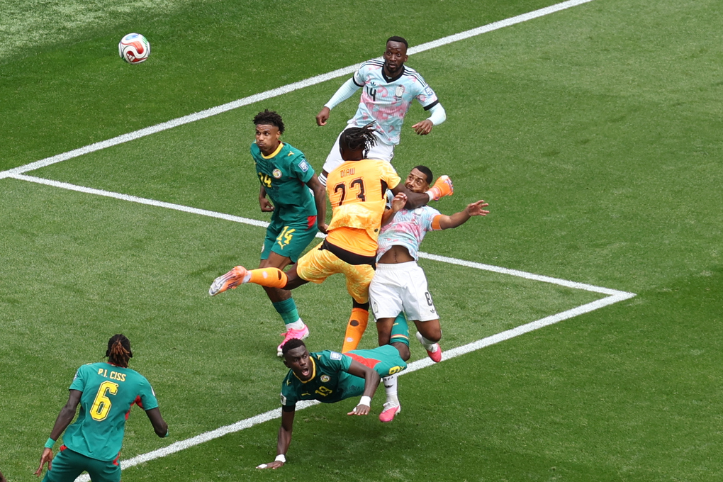 Youri Tielemans (phải) ghi bàn gỡ hòa 2-2 cho Bỉ trong trận gặp Senegal ở vòng 1/16 World Cup 2026 trên sân Seattle, Mỹ ngày 1/7. Ảnh: AP