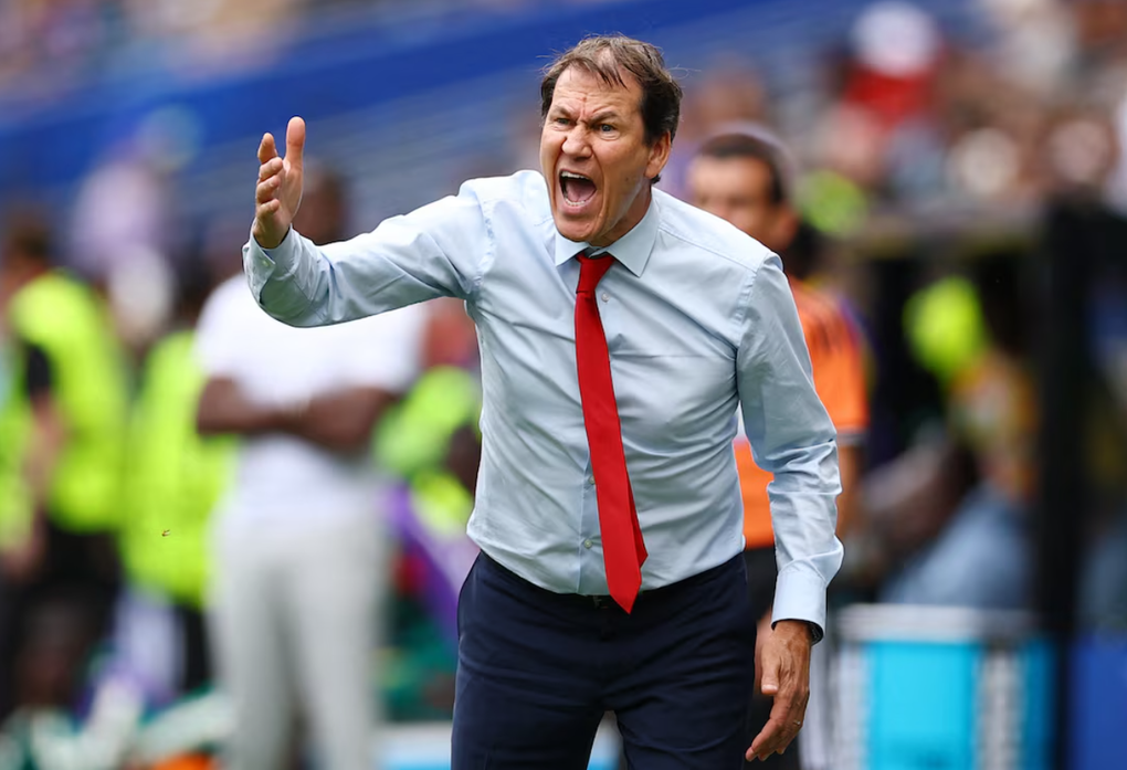 HLV Rudi Garcia phản ứng trong trận. Ảnh: Reuters