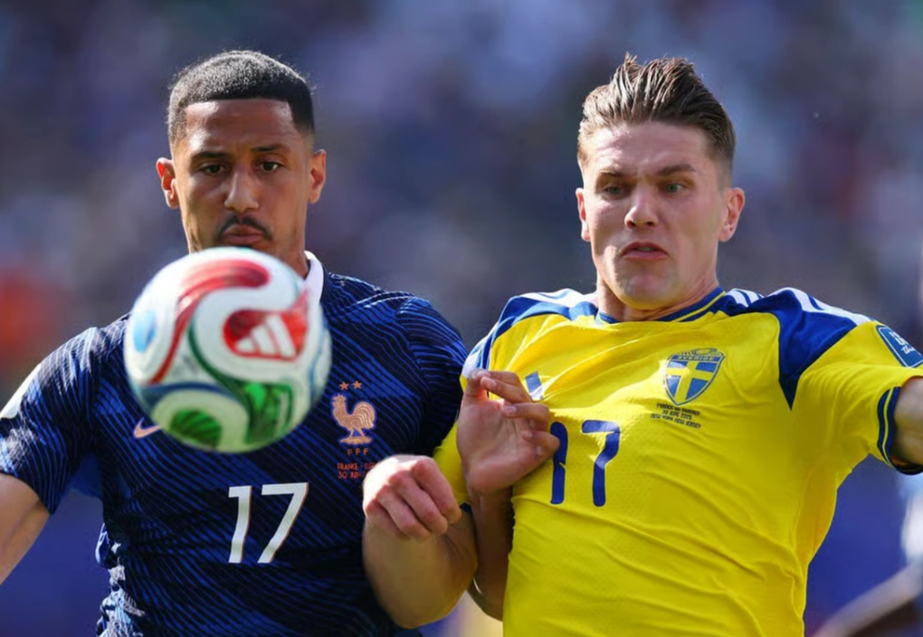 Viktor Gyokeres (phải) tranh bóng với William Saliba trong trận Thụy Điển thua Pháp 0-3 ở vòng 1/16 World Cup 2026 trên sân MetLife, East Rutherford, New Jersey, Mỹ ngày 30/6/2026. Ảnh: Reuters