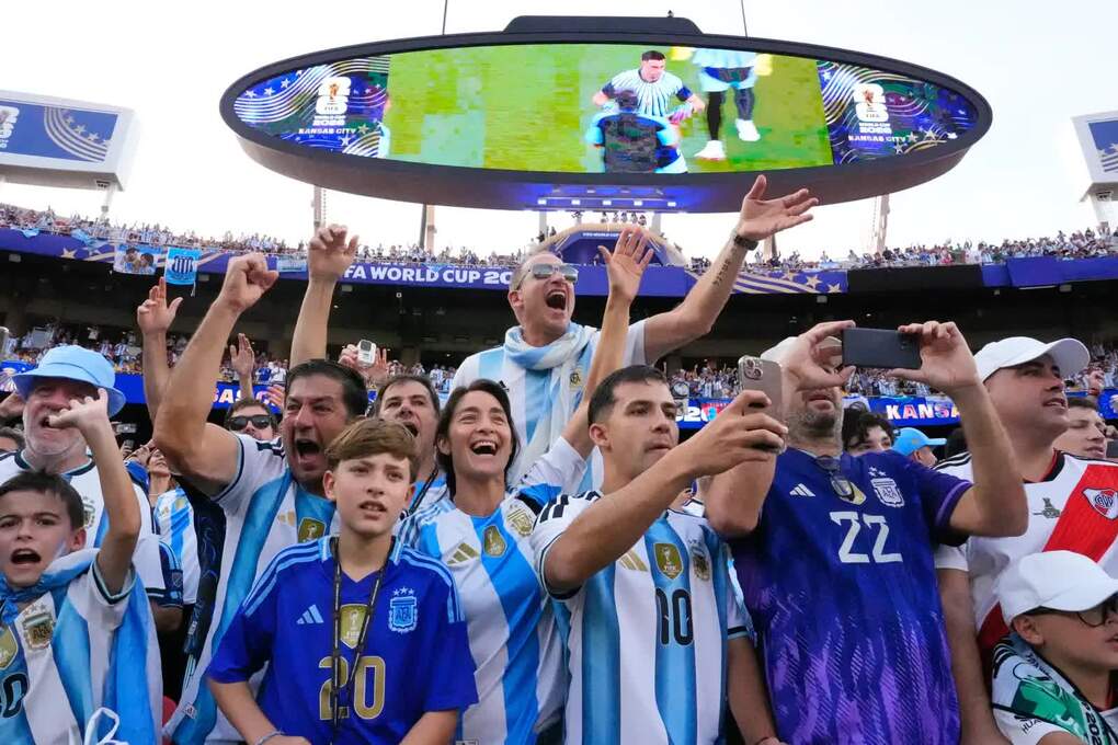 Người hâm mộ Argentina tại trận đấu giữa Argentina và Algeria tại Kansas, bang Missouri, hôm 16/6. Ảnh: AP