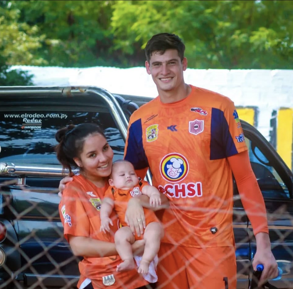 thủ môn Orlando Gill cùng vợ Melissa Avalos và con trai Lautaro. Ảnh: Meli_avalos02/Instagram