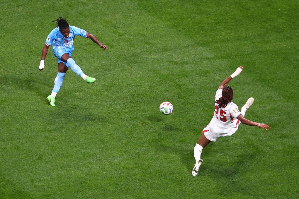 Cipenga (trái) mở tỷ số trận Anh 2-1 CHDC Congo, ở vòng 1/16 World Cup 2026, tại Atlanta, Mỹ tối 1/7. Ảnh: AP