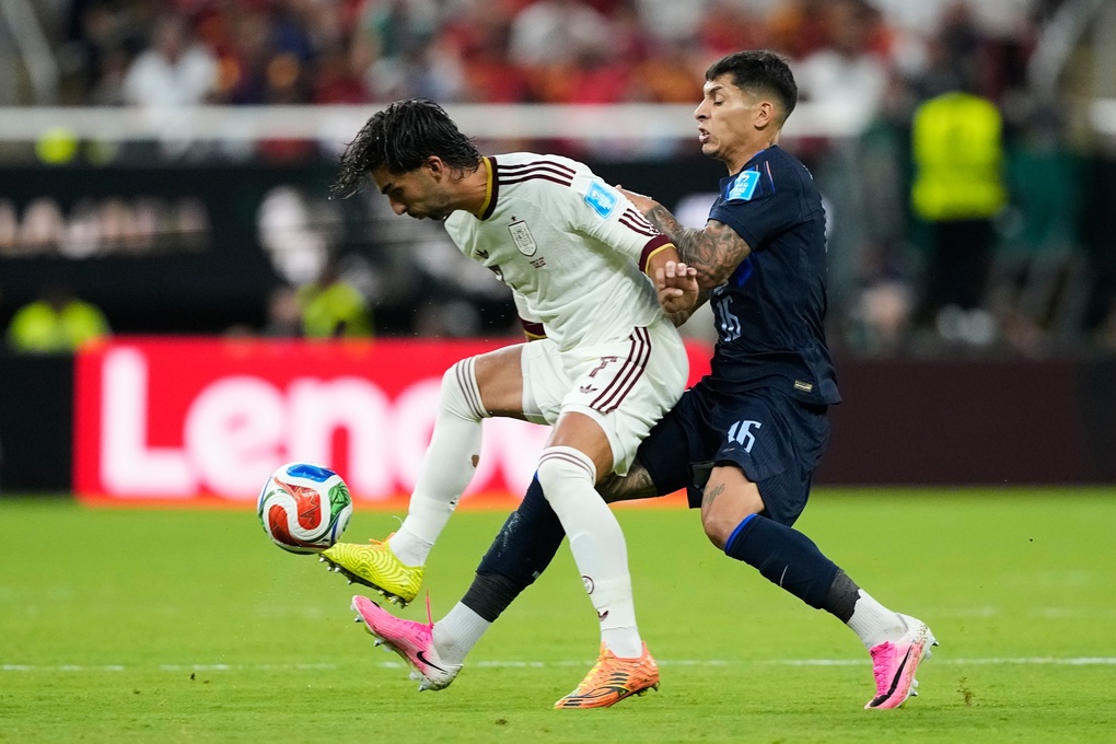 Ferran Torres tranh chấp bóng với Mathias Olivera trong trận Uruguay gặp Tây Ban Nha ở lượt cuối bảng H World Cup 2026 trên sân Akron, Zapopan, gần Guadalajara, Mexico ngày 26/6. Ảnh: AP