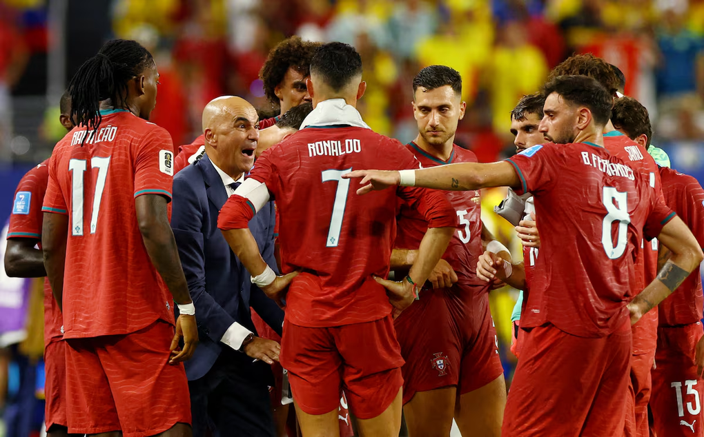 HLV Roberto Martinez nói chuyện với các học trò trong quãng nghỉ tiếp nước hiệp hai trận Colombia – Bồ Đào Nha ở World Cup 2026 trên sân Miami, Florida, Mỹ ngày 27/6/2026. Ảnh: Reuters