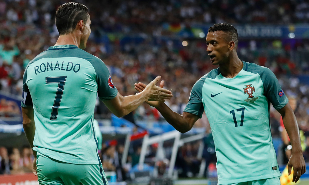 Cristiano Ronaldo (trái) và Nani ăn mừng bàn thắng trong trận Bồ Đào Nha – Wales ở bán kết Euro 2016 trên sân Parc Olympique Lyon, Pháp ngày 6/7/2016. Ảnh: Reuters