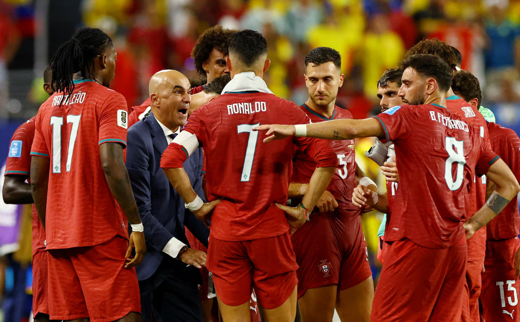 HLV Roberto Martinez (áo đen) chỉ đạo các cầu thủ Bồ Đào Nha trong quãng nghỉ giữa hiệp hai trận hòa Colombia ở lượt cuối bảng K World Cup 2026 trên sân Miami, Miami Gardens, Florida, Mỹ ngày 27/6/2026. Ảnh: Reuters
