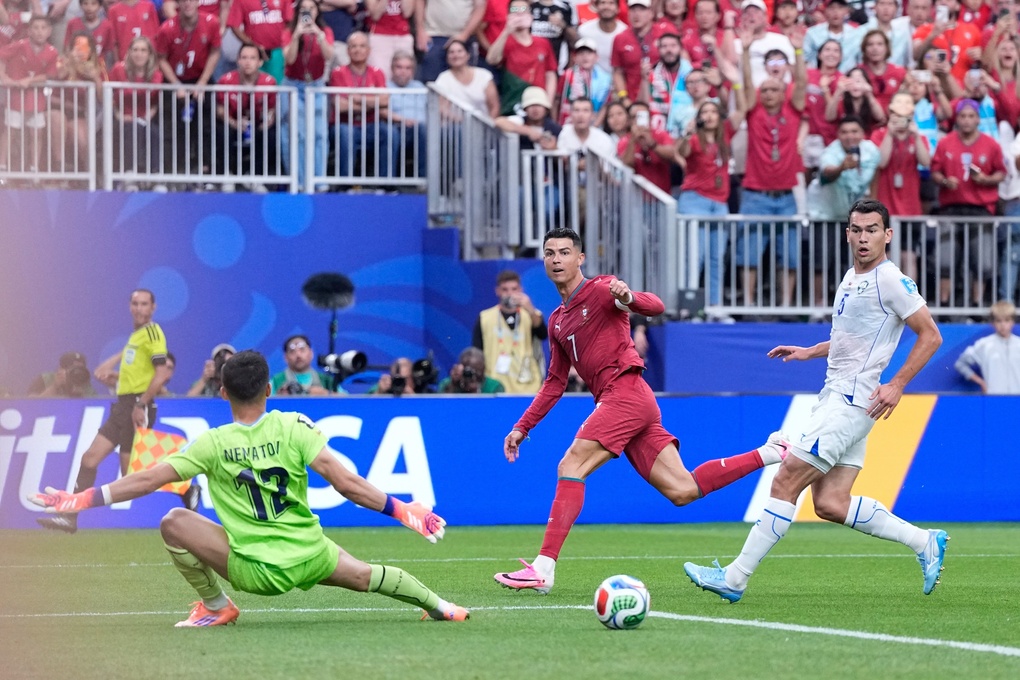 Cristiano Ronaldo (số 7) dứt điểm ghi bàn thứ ba cho Bồ Đào Nha trong trận gặp Uzbekistan ở bảng K World Cup 2026 trên sân Houston ngày 23/6. Ảnh: AP