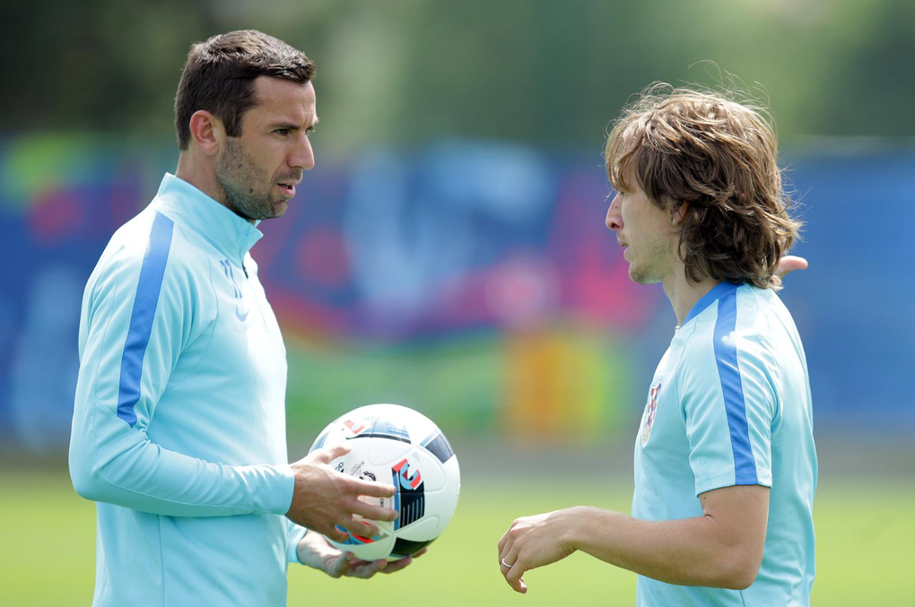 Darijo Srna (trái) và Luka Modric trong một buổi tập của tuyển Croatia. Ảnh: PIXSELL