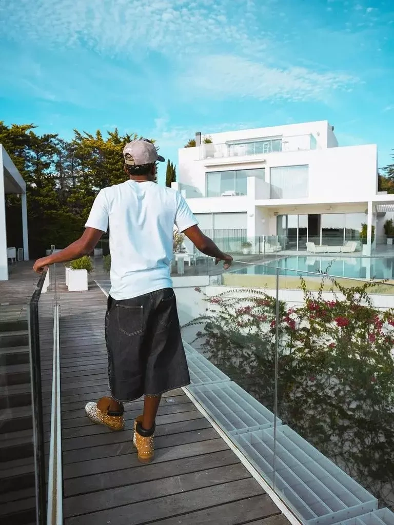 Lamine Yamal chụp ảnh bên ngôi nhà mới của mình. Ảnh: Instagram Lamine Yamal
