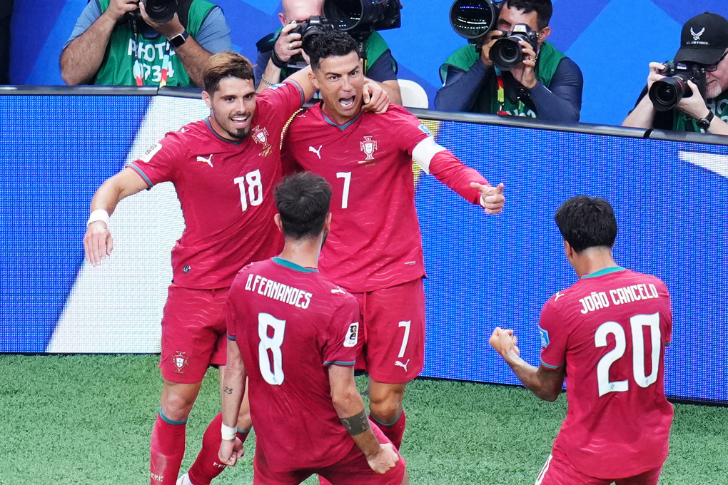 Cristiano Ronaldo (số 7) mừng bàn thắng thứ ba cùng Pedro Neto (số 18) trong trận Bồ Đào Nha gặp Uzbekistan ở bảng K World Cup 2026 trên sân Houston ngày 23/6. Ảnh: AP