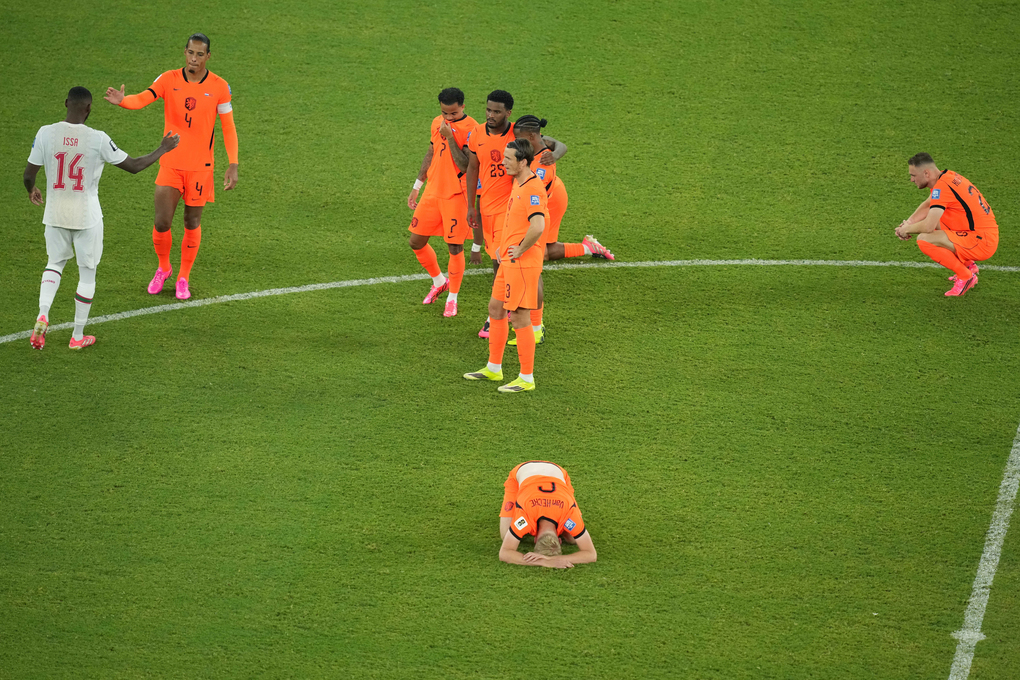 Cầu thủ Hà Lan thất vọng sau khi thua Morocco ở loạt luân lưu vòng 1/16 World Cup 2026 trên sân Guadalupe, gần Monterrey, Mexico ngày 29/6/2026. Ảnh: AP