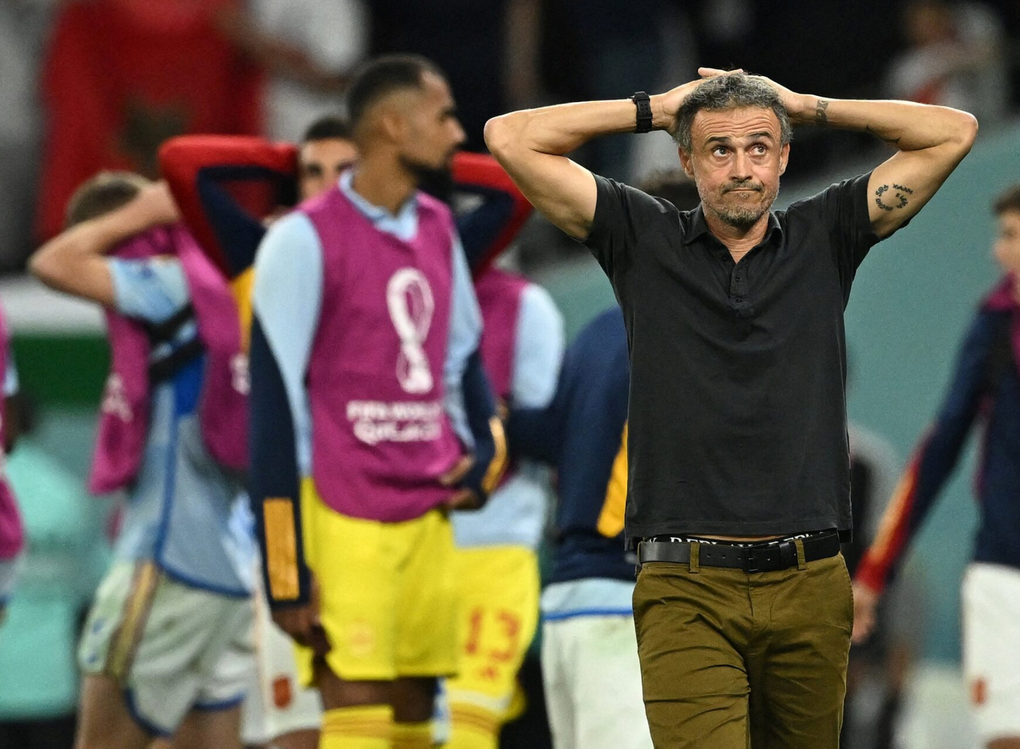 Phản ứng của HLV Luis Enrique khi còn dẫn dắt tuyển Tây Ban Nha sau thất bại trên loạt luân lưu trước Morocco ở vòng 1/8 World Cup 2022 trên sân Education City, Al Rayyan, Qatar ngày 6/12/2022. Ảnh: Reuters