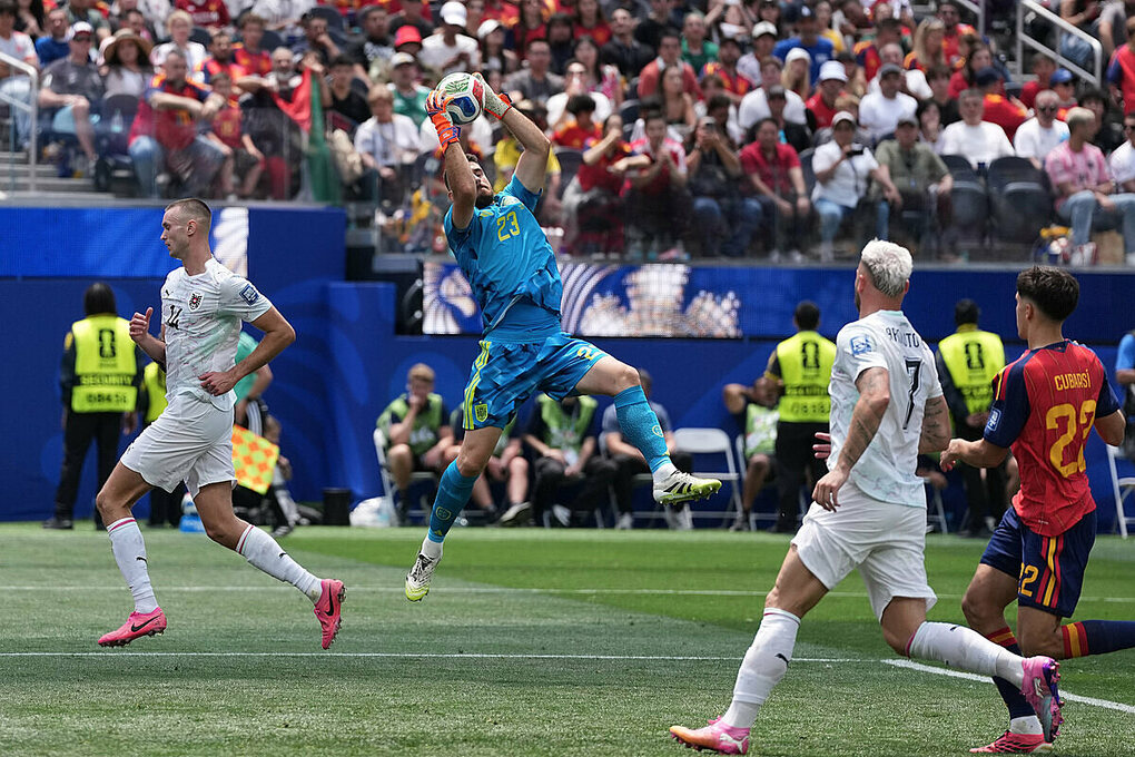 Unai Simon (áo xanh) bắt bóng trong trận Tây Ban Nha thắng Áo 3-0 ở vòng 1/16 World Cup 2026 trên sân SoFi, Los Angeles, Mỹ ngày 2/7/2026. Ảnh: AP