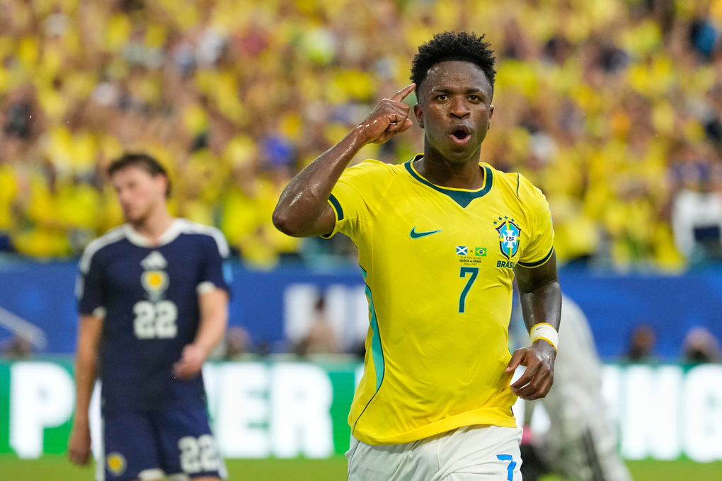 Vinicius Junior mừng bàn nâng tỷ số lên 2-0 trong trận Brazil thắng Scotland ở bảng C World Cup 2026 trên sân Hard Rock, Miami Gardens, bang Florida, Mỹ ngày 24/6. Ảnh: AP